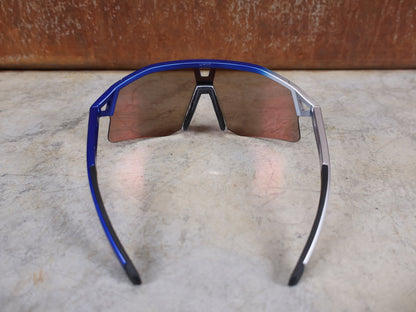 Brillen von Koo, KOO RED BULL - BORA HANSGROHE HYPE SONNENBRILLE / RED MIRROR vor USEDBIKES - OB.DE Hintergrund