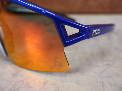 Brillen von Koo, KOO RED BULL - BORA HANSGROHE HYPE SONNENBRILLE / RED MIRROR vor USEDBIKES - OB.DE Hintergrund