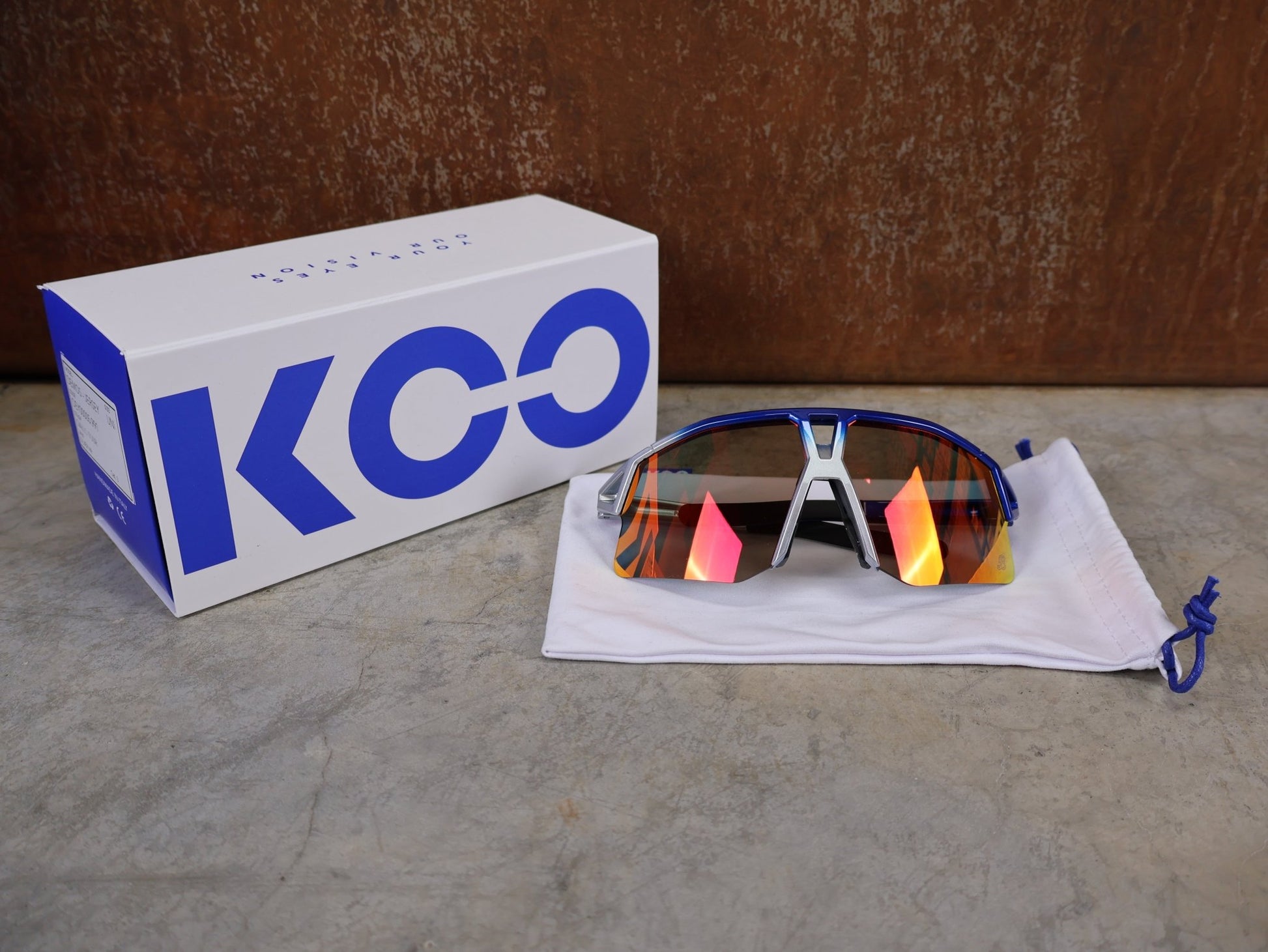 Brillen von Koo, KOO RED BULL - BORA HANSGROHE HYPE SONNENBRILLE / RED MIRROR vor USEDBIKES - OB.DE Hintergrund