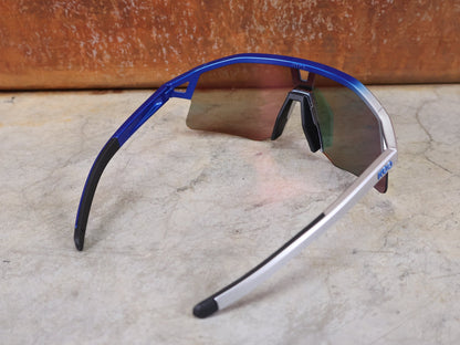 Brillen von Koo, KOO RED BULL - BORA HANSGROHE HYPE SONNENBRILLE / RED MIRROR vor USEDBIKES - OB.DE Hintergrund