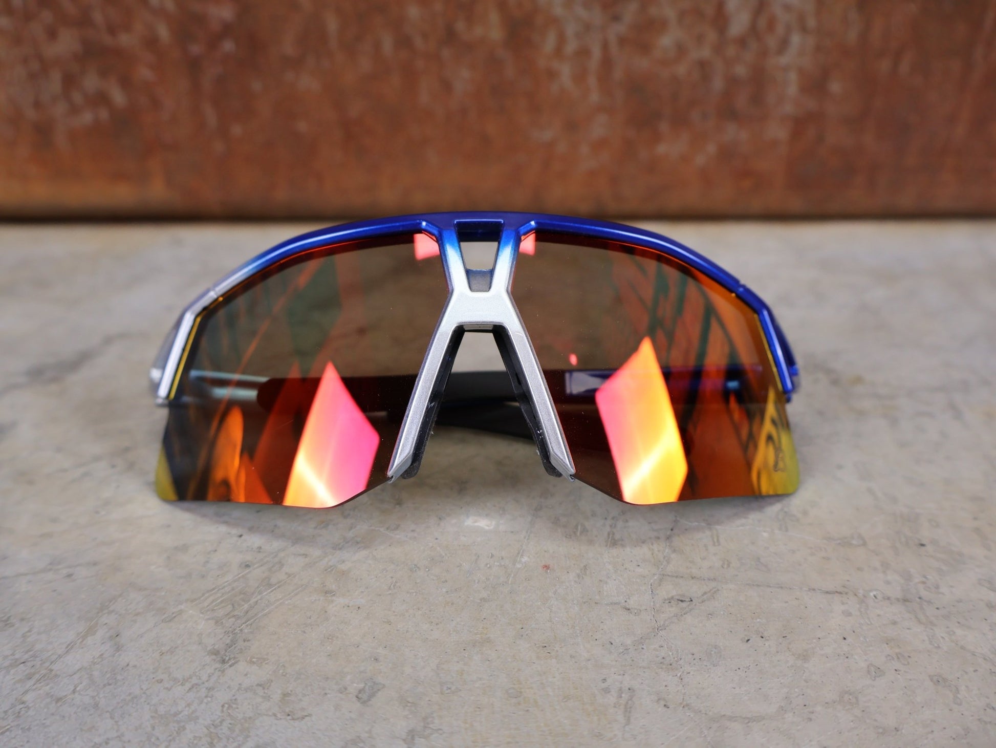 Brillen von Koo, KOO RED BULL - BORA HANSGROHE HYPE SONNENBRILLE / RED MIRROR vor USEDBIKES - OB.DE Hintergrund