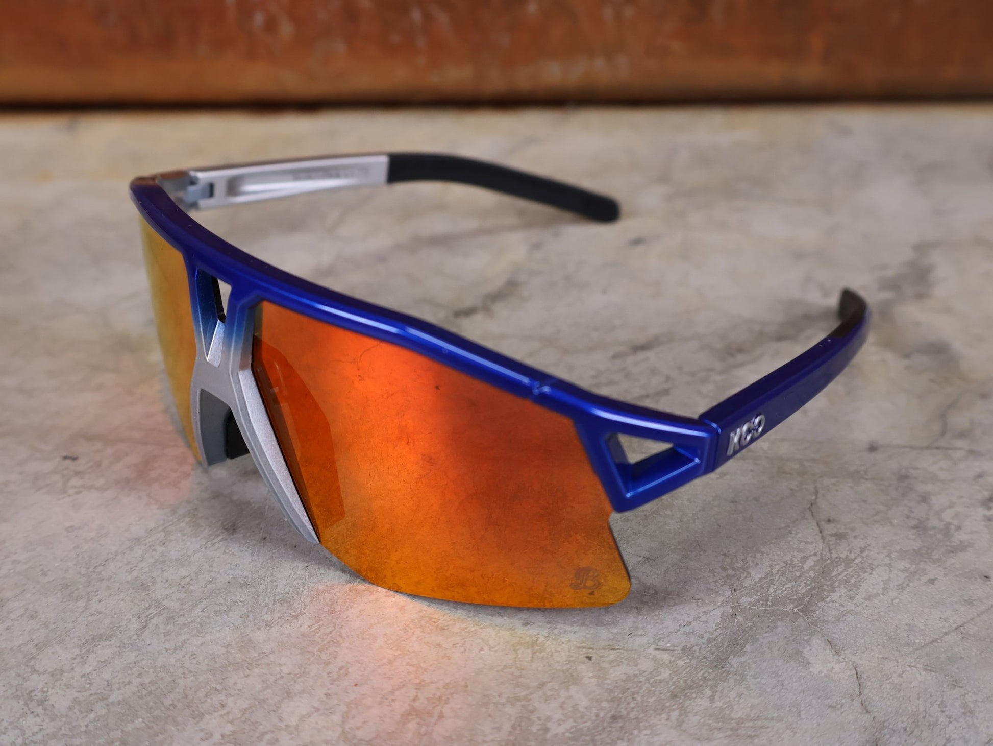 Brillen von Koo, KOO RED BULL - BORA HANSGROHE HYPE SONNENBRILLE / RED MIRROR vor USEDBIKES - OB.DE Hintergrund