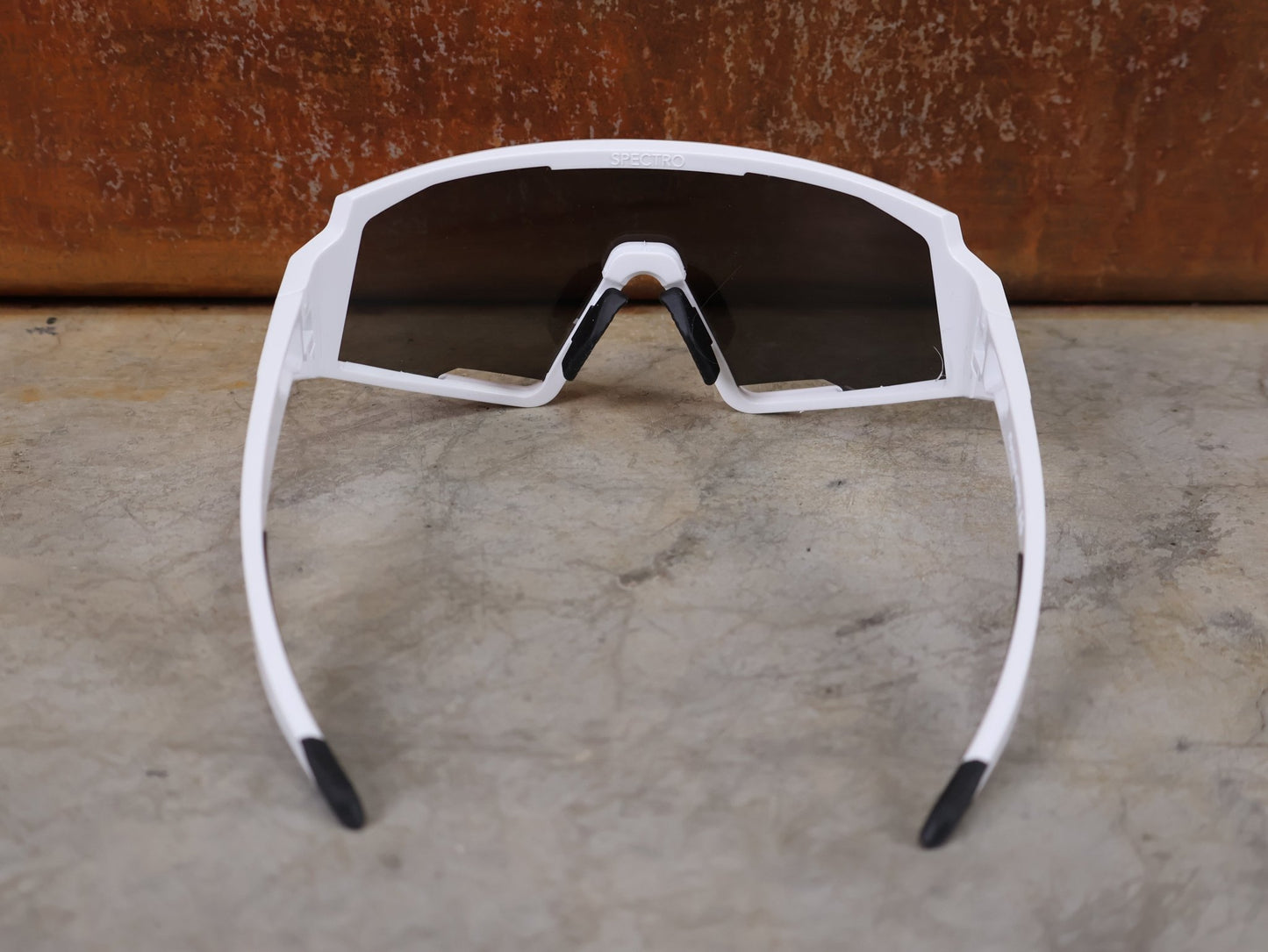 Brillen von Koo, KOO RED BULL - BORA HANSGROHE SPECTRO SONNENBRILLE / CHAMPION EDITION WEISS vor USEDBIKES - OB.DE Hintergrund