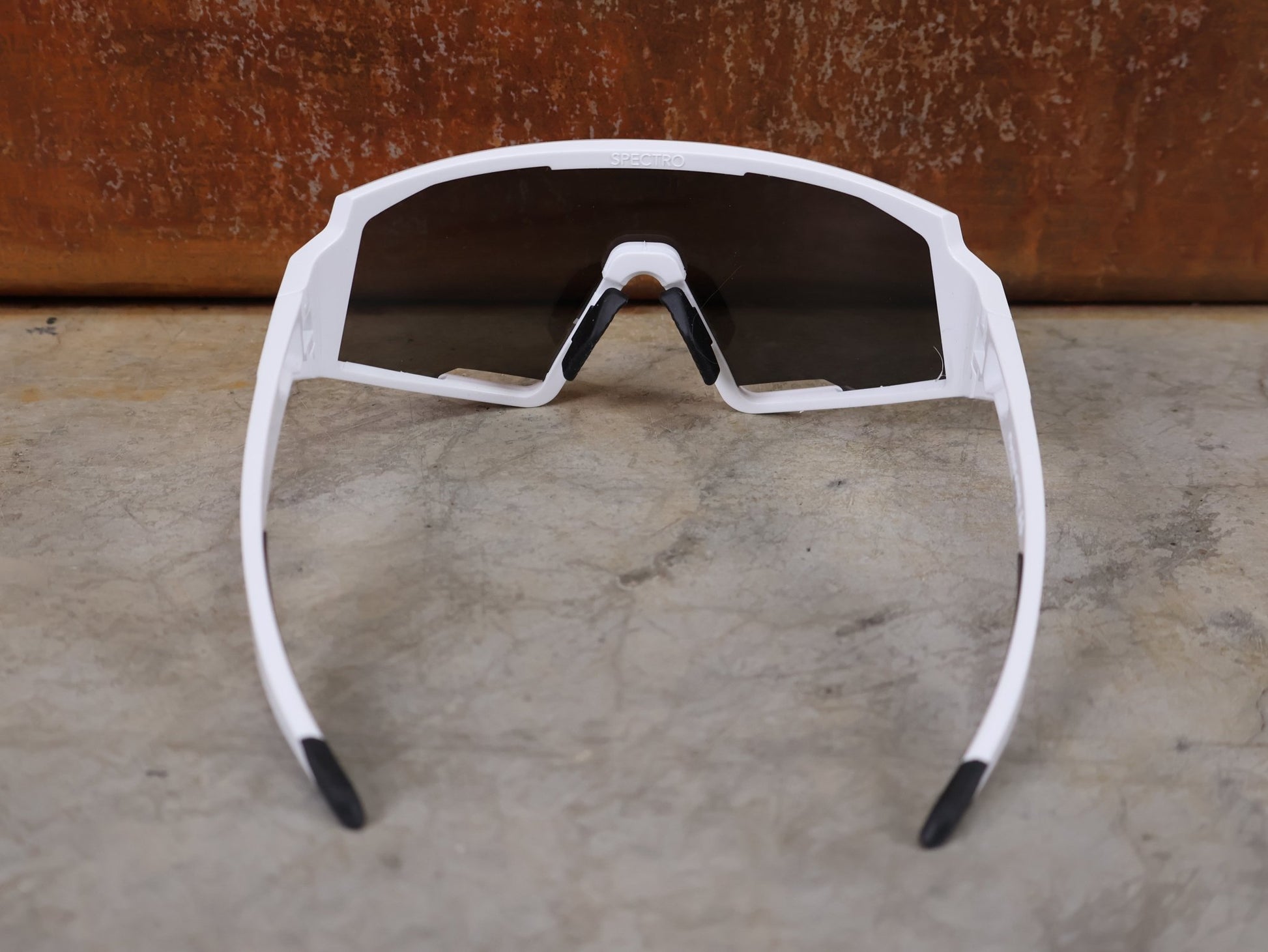 Brillen von Koo, KOO RED BULL - BORA HANSGROHE SPECTRO SONNENBRILLE / CHAMPION EDITION WEISS vor USEDBIKES - OB.DE Hintergrund