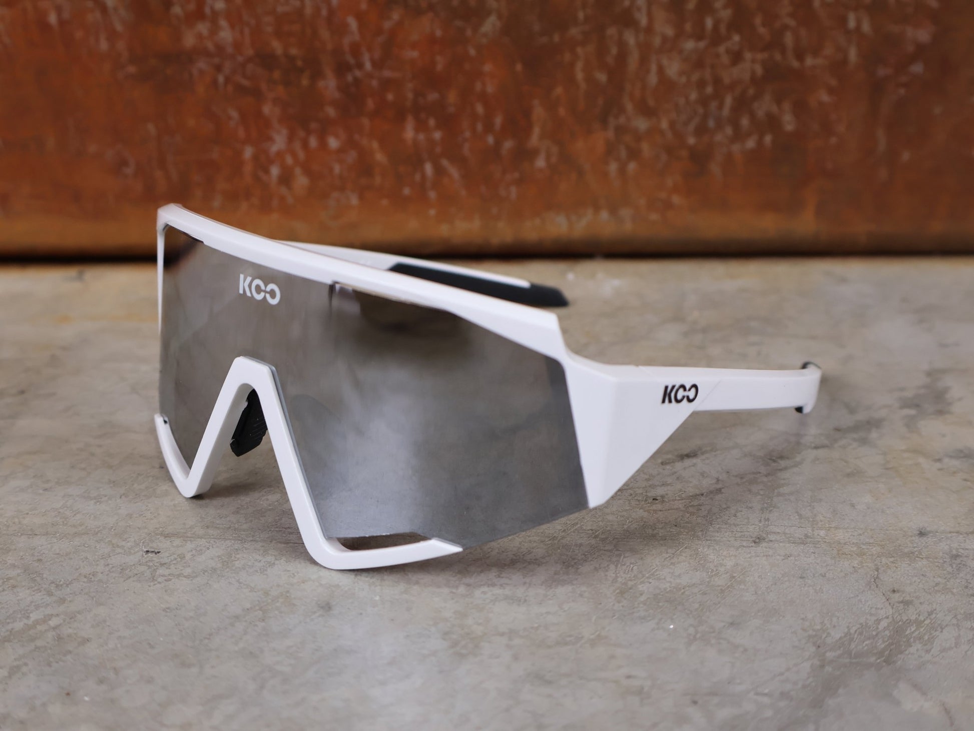 Brillen von Koo, KOO RED BULL - BORA HANSGROHE SPECTRO SONNENBRILLE / CHAMPION EDITION WEISS vor USEDBIKES - OB.DE Hintergrund