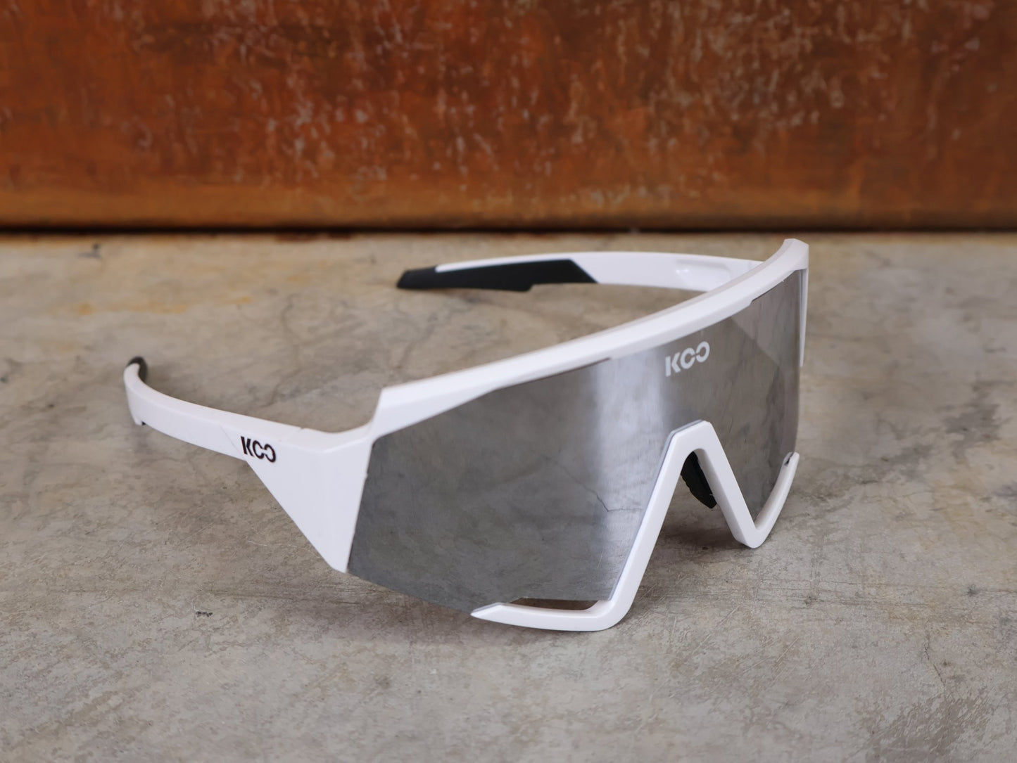 Brillen von Koo, KOO RED BULL - BORA HANSGROHE SPECTRO SONNENBRILLE / CHAMPION EDITION WEISS vor USEDBIKES - OB.DE Hintergrund