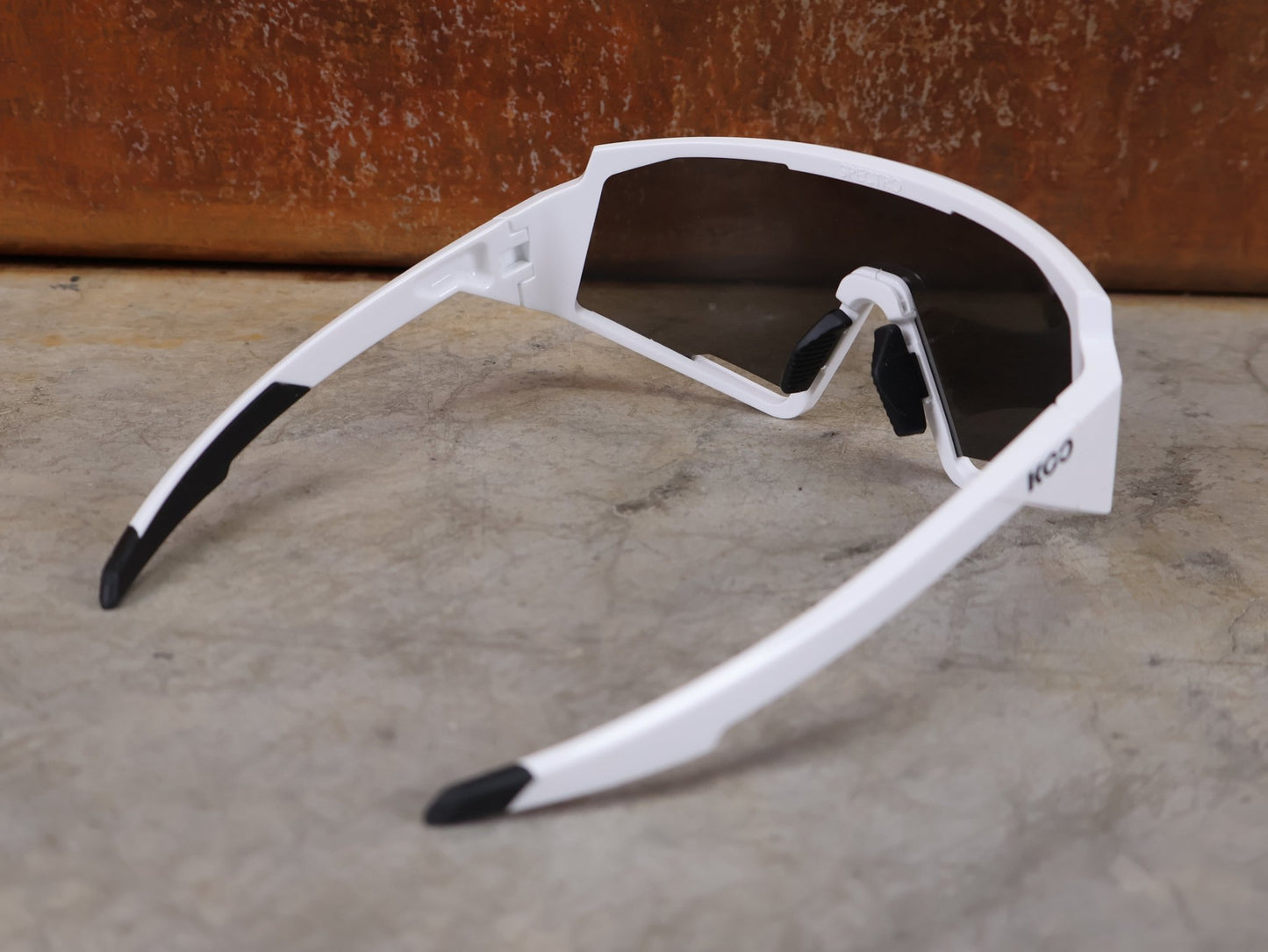 Brillen von Koo, KOO RED BULL - BORA HANSGROHE SPECTRO SONNENBRILLE / CHAMPION EDITION WEISS vor USEDBIKES - OB.DE Hintergrund