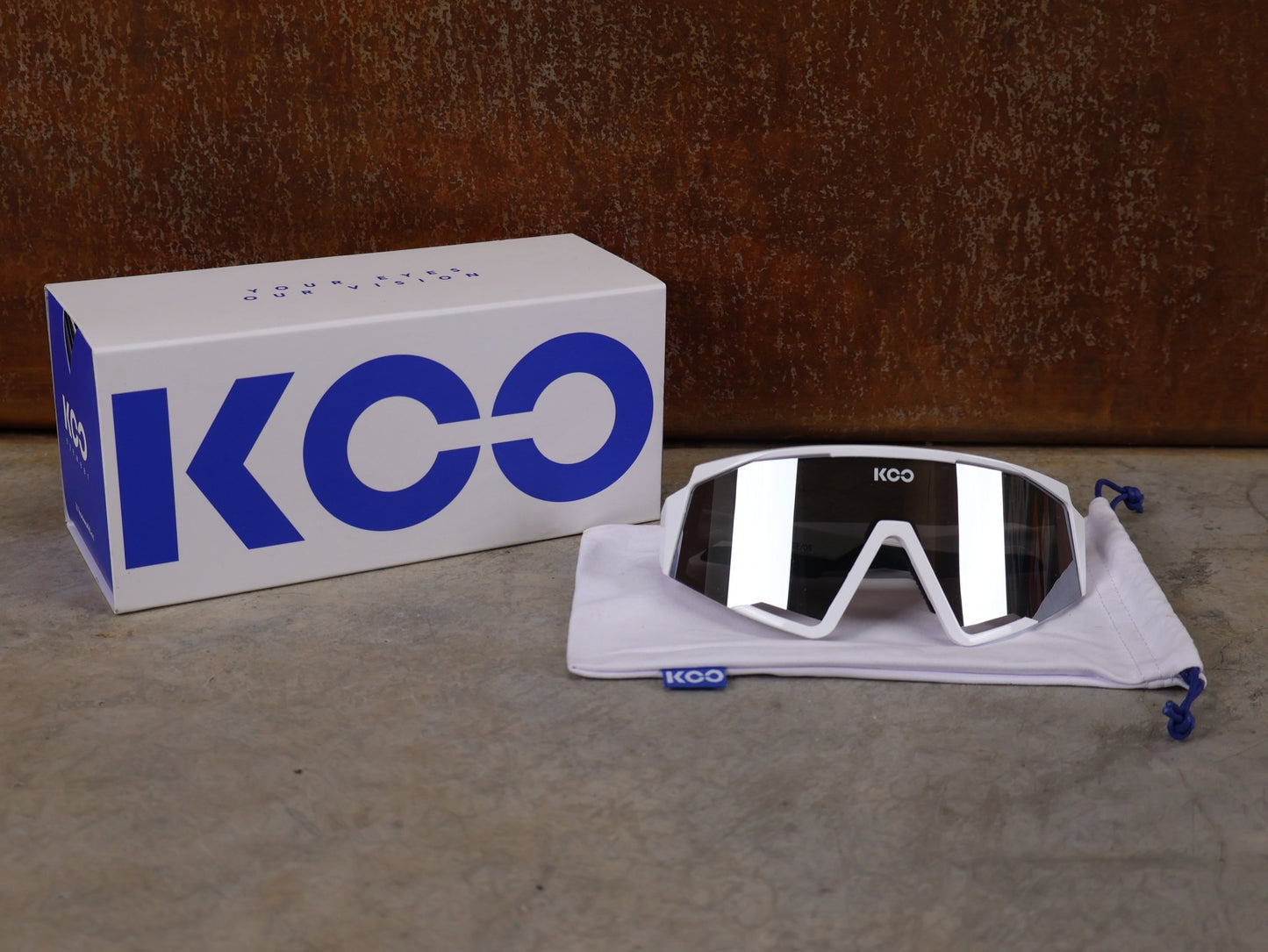 Brillen von Koo, KOO RED BULL - BORA HANSGROHE SPECTRO SONNENBRILLE / CHAMPION EDITION WEISS vor USEDBIKES - OB.DE Hintergrund