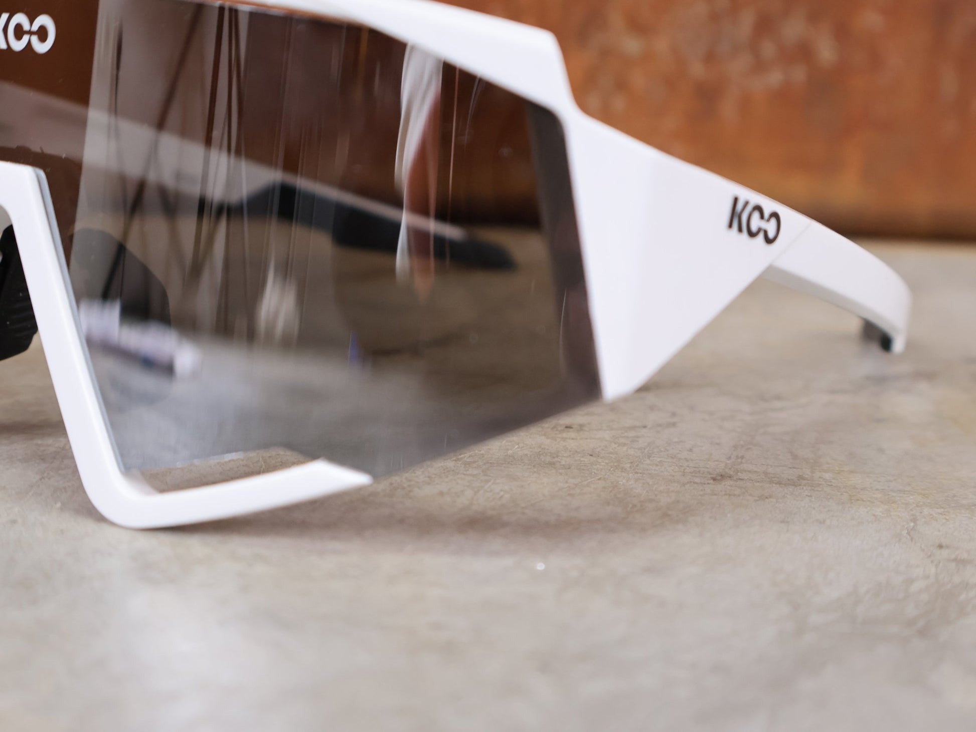 Brillen von Koo, KOO RED BULL - BORA HANSGROHE SPECTRO SONNENBRILLE / CHAMPION EDITION WEISS vor USEDBIKES - OB.DE Hintergrund