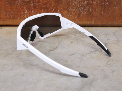 Brillen von Koo, KOO RED BULL - BORA HANSGROHE SPECTRO SONNENBRILLE / CHAMPION EDITION WEISS vor USEDBIKES - OB.DE Hintergrund