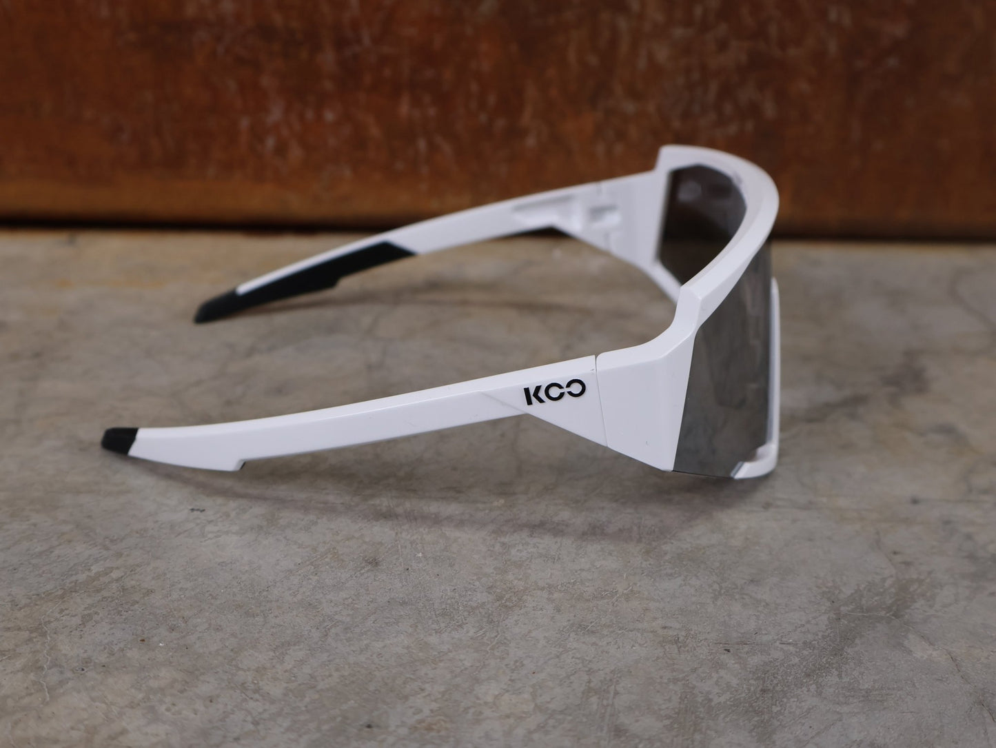 Brillen von Koo, KOO RED BULL - BORA HANSGROHE SPECTRO SONNENBRILLE / CHAMPION EDITION WEISS vor USEDBIKES - OB.DE Hintergrund