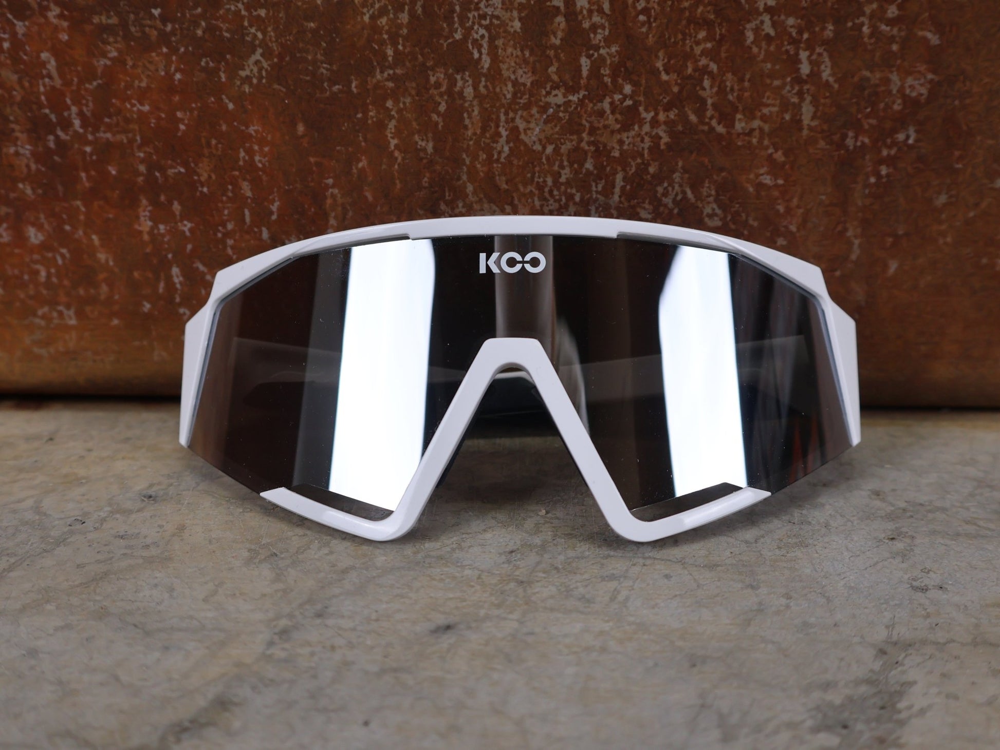 Brillen von Koo, KOO RED BULL - BORA HANSGROHE SPECTRO SONNENBRILLE / CHAMPION EDITION WEISS vor USEDBIKES - OB.DE Hintergrund