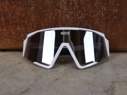 Brillen von Koo, KOO RED BULL - BORA HANSGROHE SPECTRO SONNENBRILLE / CHAMPION EDITION WEISS vor USEDBIKES - OB.DE Hintergrund
