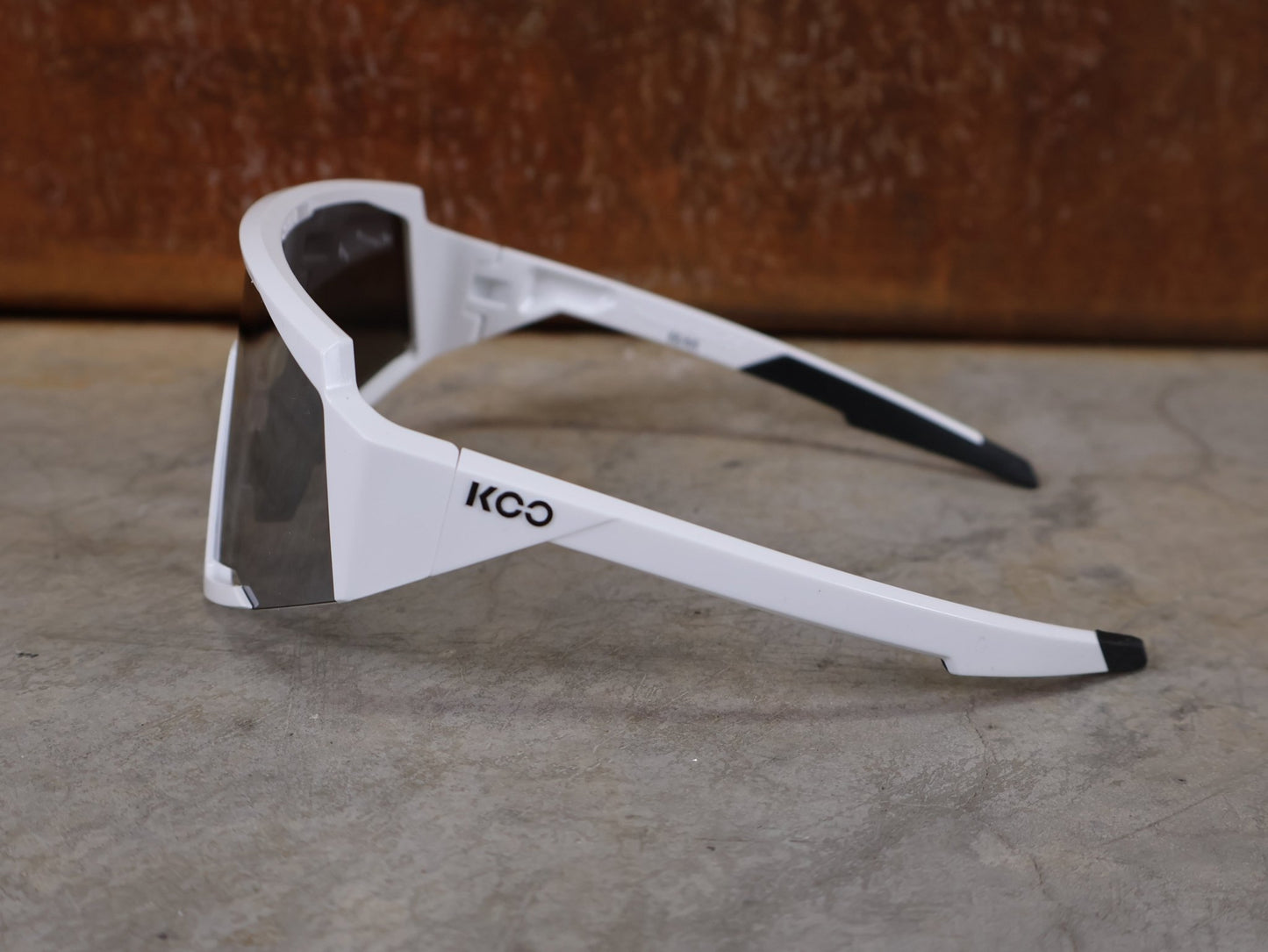 Brillen von Koo, KOO RED BULL - BORA HANSGROHE SPECTRO SONNENBRILLE / CHAMPION EDITION WEISS vor USEDBIKES - OB.DE Hintergrund