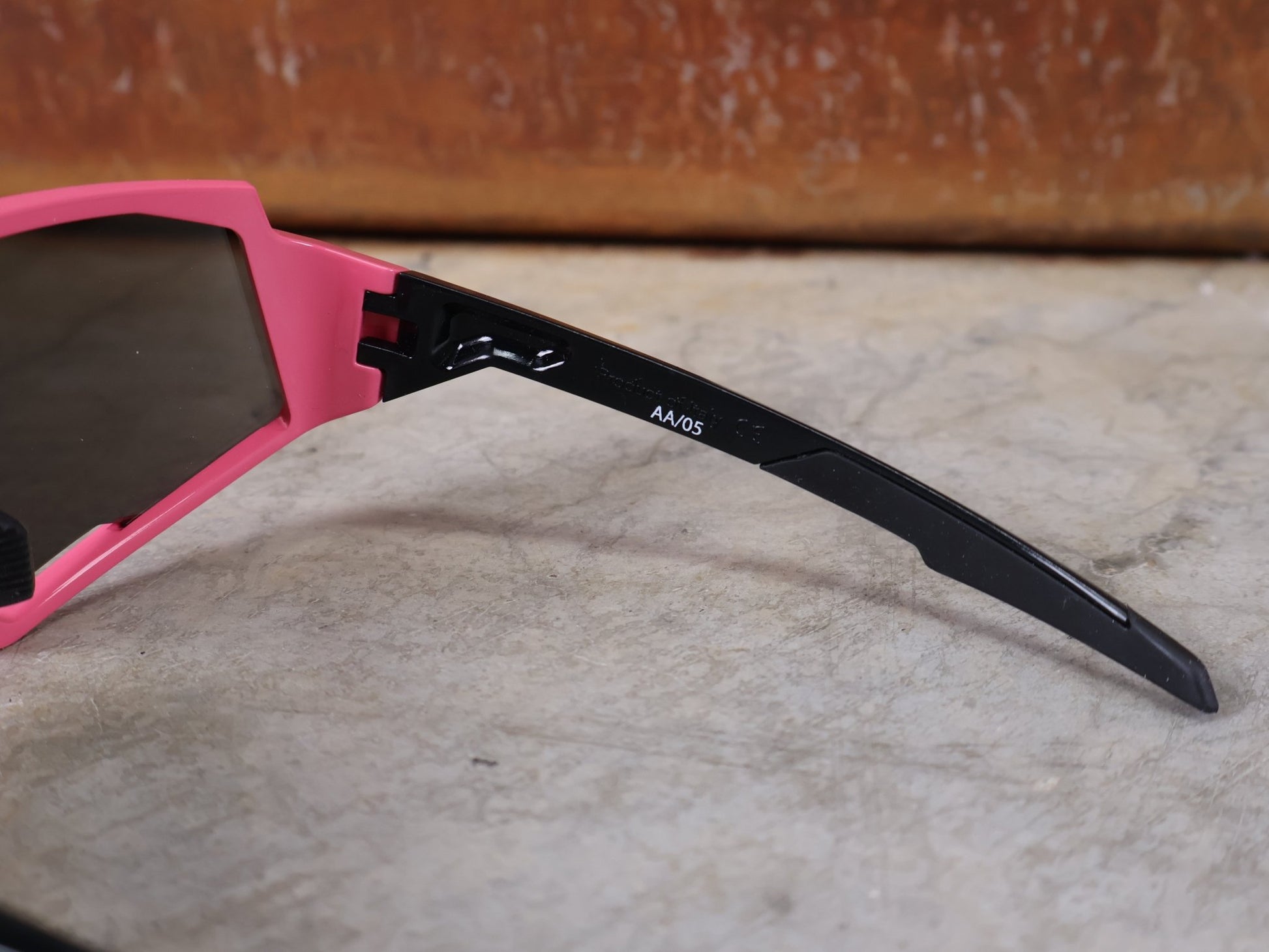 Brillen von Koo, KOO RED BULL - BORA HANSGROHE SPECTRO SONNENBRILLE / CHAMPION LEADER ROSA vor USEDBIKES - OB.DE Hintergrund