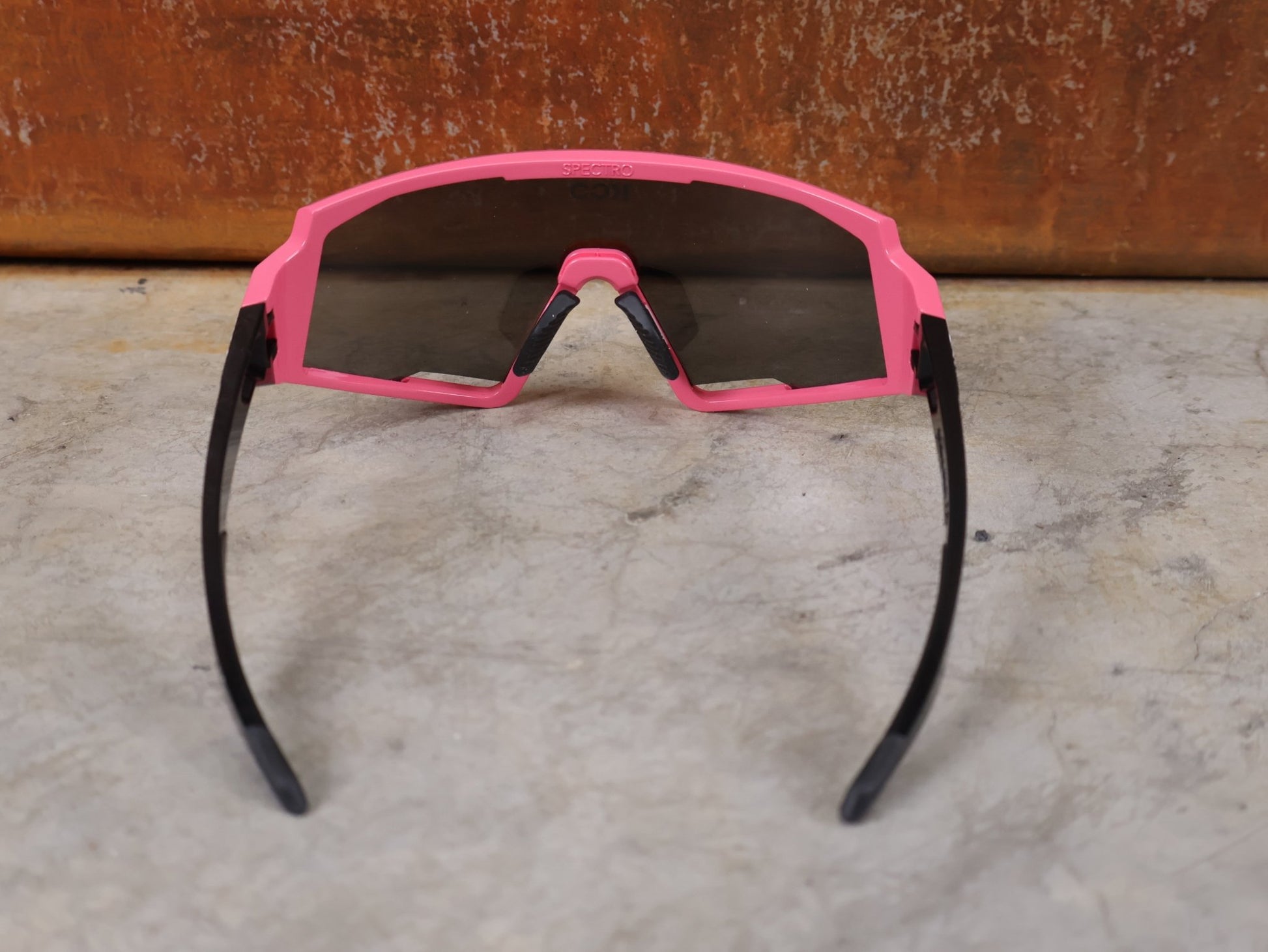 Brillen von Koo, KOO RED BULL - BORA HANSGROHE SPECTRO SONNENBRILLE / CHAMPION LEADER ROSA vor USEDBIKES - OB.DE Hintergrund