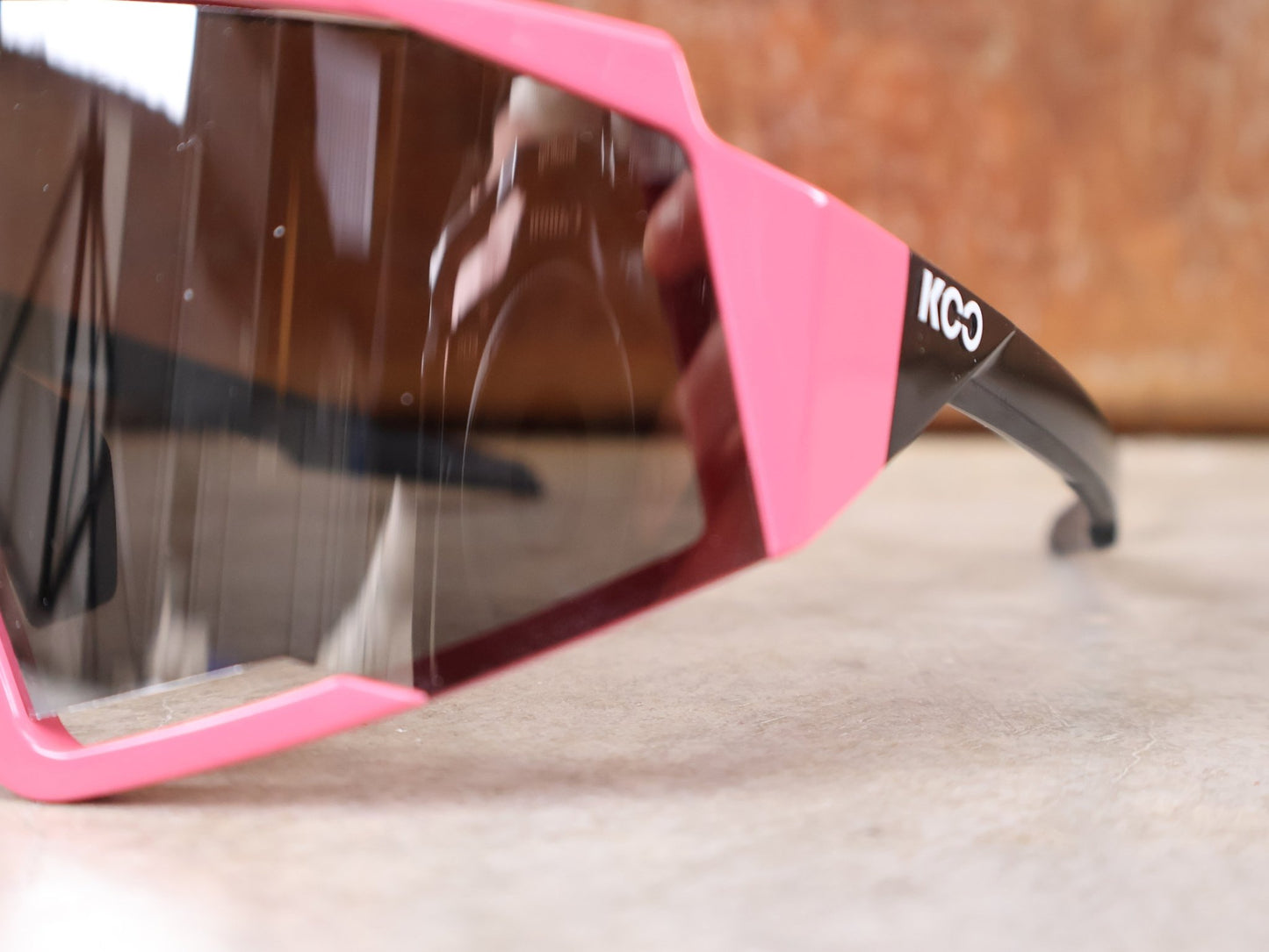 Brillen von Koo, KOO RED BULL - BORA HANSGROHE SPECTRO SONNENBRILLE / CHAMPION LEADER ROSA vor USEDBIKES - OB.DE Hintergrund