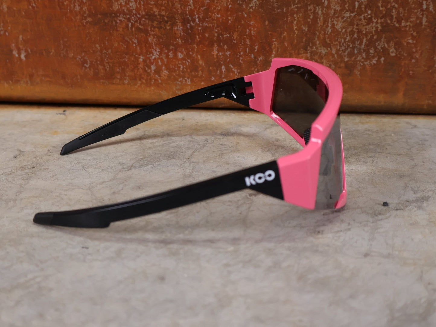 Brillen von Koo, KOO RED BULL - BORA HANSGROHE SPECTRO SONNENBRILLE / CHAMPION LEADER ROSA vor USEDBIKES - OB.DE Hintergrund