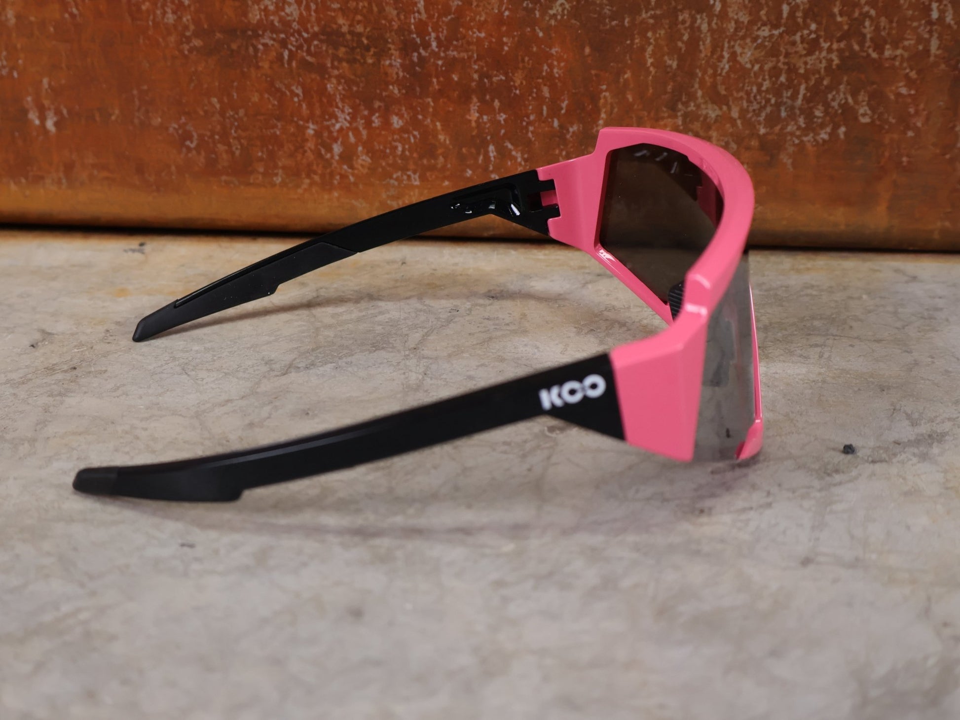 Brillen von Koo, KOO RED BULL - BORA HANSGROHE SPECTRO SONNENBRILLE / CHAMPION LEADER ROSA vor USEDBIKES - OB.DE Hintergrund