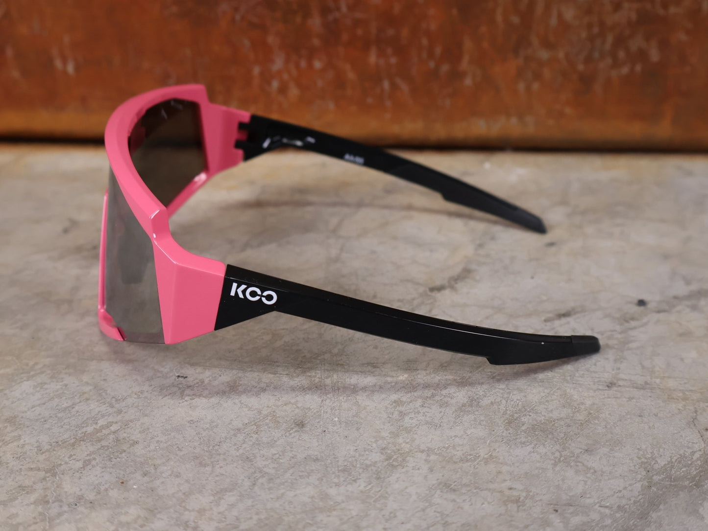 Brillen von Koo, KOO RED BULL - BORA HANSGROHE SPECTRO SONNENBRILLE / CHAMPION LEADER ROSA vor USEDBIKES - OB.DE Hintergrund