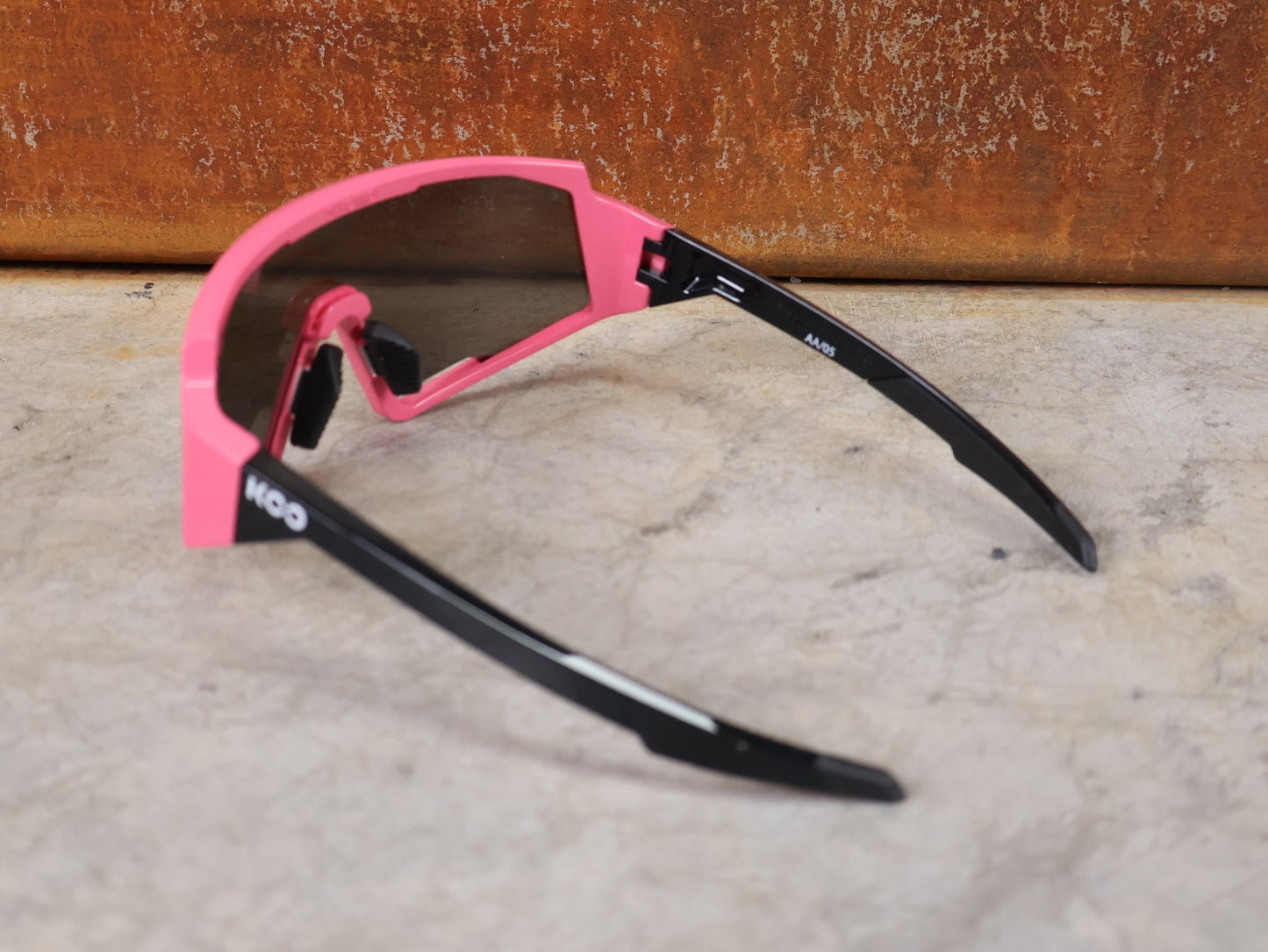 Brillen von Koo, KOO RED BULL - BORA HANSGROHE SPECTRO SONNENBRILLE / CHAMPION LEADER ROSA vor USEDBIKES - OB.DE Hintergrund