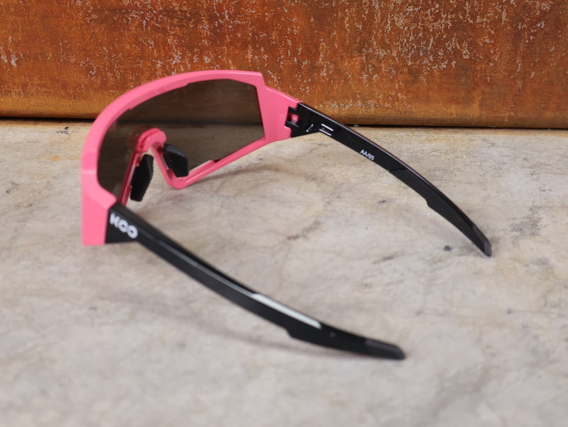 Brillen von Koo, KOO RED BULL - BORA HANSGROHE SPECTRO SONNENBRILLE / CHAMPION LEADER ROSA vor USEDBIKES - OB.DE Hintergrund