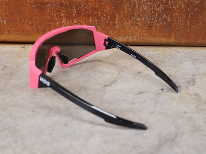 Brillen von Koo, KOO RED BULL - BORA HANSGROHE SPECTRO SONNENBRILLE / CHAMPION LEADER ROSA vor USEDBIKES - OB.DE Hintergrund