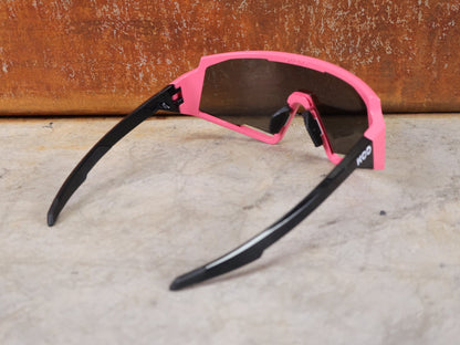 Brillen von Koo, KOO RED BULL - BORA HANSGROHE SPECTRO SONNENBRILLE / CHAMPION LEADER ROSA vor USEDBIKES - OB.DE Hintergrund