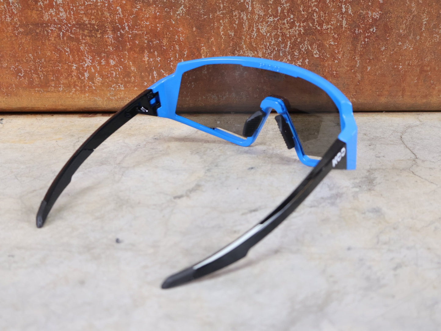 Brillen von Koo, KOO RED BULL - BORA HANSGROHE SPECTRO SONNENBRILLE / LEADER EDITION BLAU vor USEDBIKES - OB.DE Hintergrund