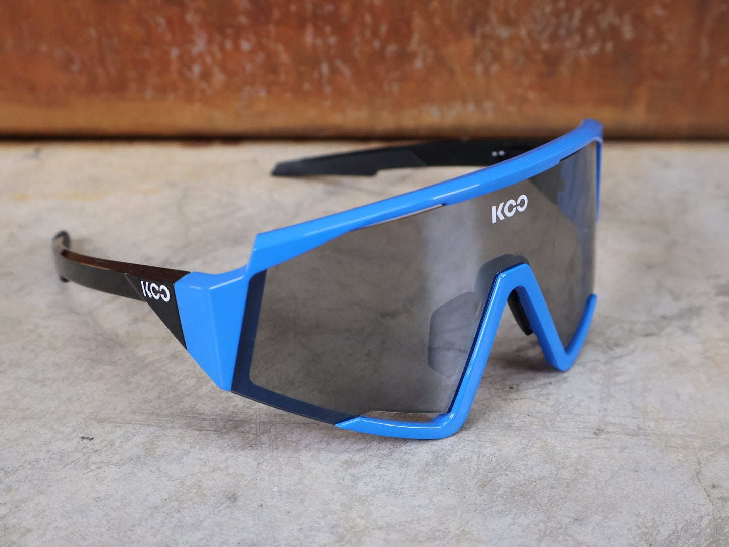 Brillen von Koo, KOO RED BULL - BORA HANSGROHE SPECTRO SONNENBRILLE / LEADER EDITION BLAU vor USEDBIKES - OB.DE Hintergrund