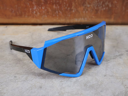 Brillen von Koo, KOO RED BULL - BORA HANSGROHE SPECTRO SONNENBRILLE / LEADER EDITION BLAU vor USEDBIKES - OB.DE Hintergrund