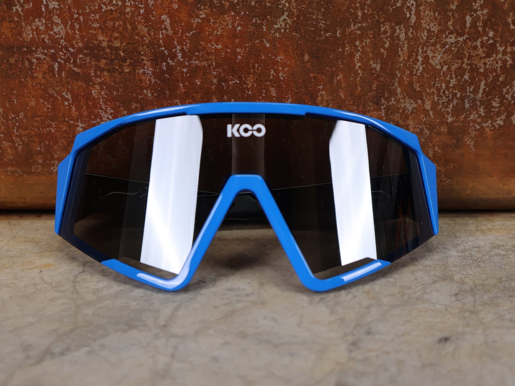 Brillen von Koo, KOO RED BULL - BORA HANSGROHE SPECTRO SONNENBRILLE / LEADER EDITION BLAU vor USEDBIKES - OB.DE Hintergrund