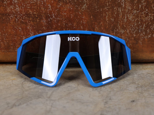 Brillen von Koo, KOO RED BULL - BORA HANSGROHE SPECTRO SONNENBRILLE / LEADER EDITION BLAU vor USEDBIKES - OB.DE Hintergrund