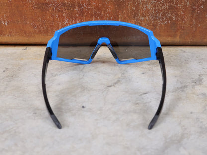 Brillen von Koo, KOO RED BULL - BORA HANSGROHE SPECTRO SONNENBRILLE / LEADER EDITION BLAU vor USEDBIKES - OB.DE Hintergrund