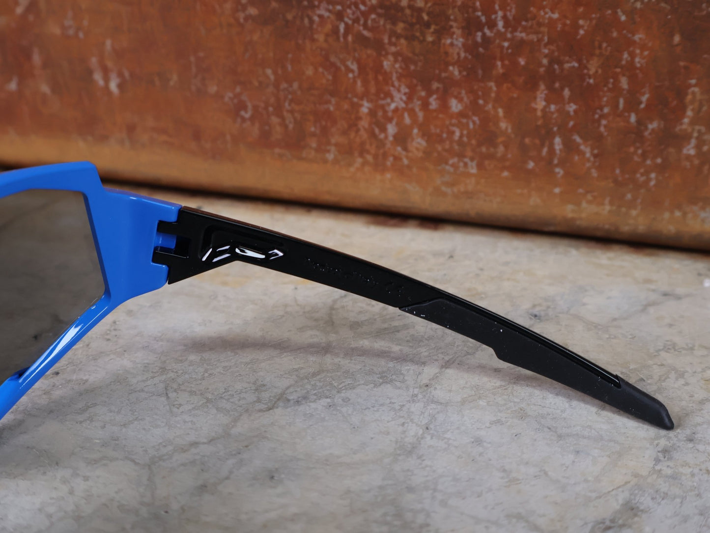 Brillen von Koo, KOO RED BULL - BORA HANSGROHE SPECTRO SONNENBRILLE / LEADER EDITION BLAU vor USEDBIKES - OB.DE Hintergrund