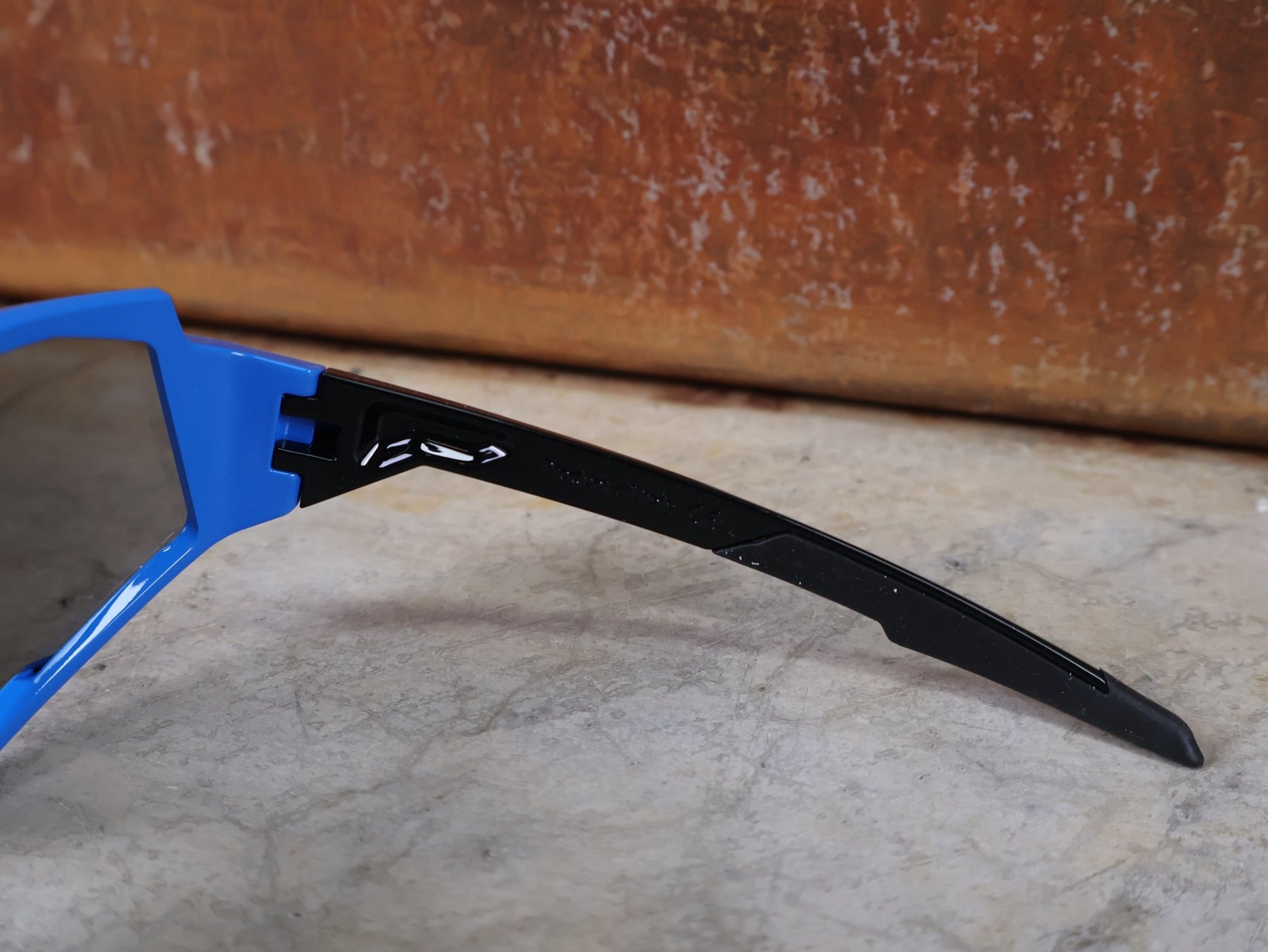 Brillen von Koo, KOO RED BULL - BORA HANSGROHE SPECTRO SONNENBRILLE / LEADER EDITION BLAU vor USEDBIKES - OB.DE Hintergrund