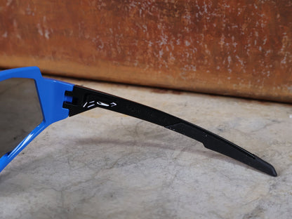 Brillen von Koo, KOO RED BULL - BORA HANSGROHE SPECTRO SONNENBRILLE / LEADER EDITION BLAU vor USEDBIKES - OB.DE Hintergrund