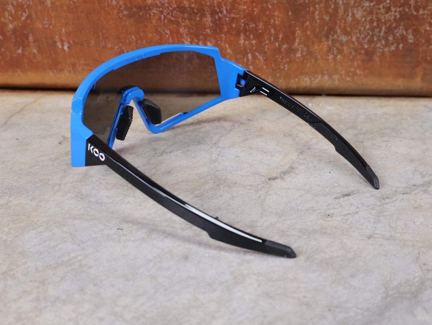 Brillen von Koo, KOO RED BULL - BORA HANSGROHE SPECTRO SONNENBRILLE / LEADER EDITION BLAU vor USEDBIKES - OB.DE Hintergrund