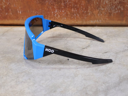 Brillen von Koo, KOO RED BULL - BORA HANSGROHE SPECTRO SONNENBRILLE / LEADER EDITION BLAU vor USEDBIKES - OB.DE Hintergrund