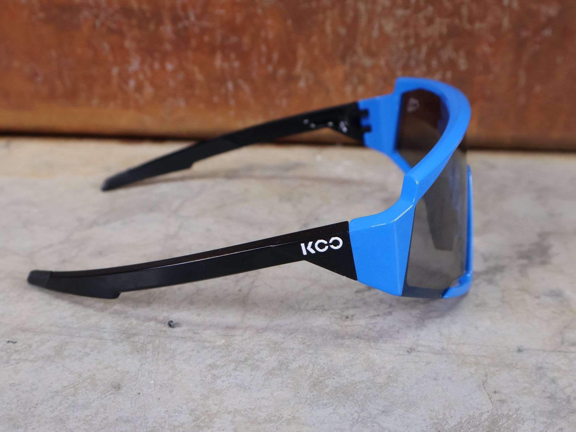 Brillen von Koo, KOO RED BULL - BORA HANSGROHE SPECTRO SONNENBRILLE / LEADER EDITION BLAU vor USEDBIKES - OB.DE Hintergrund