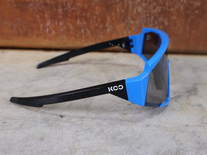 Brillen von Koo, KOO RED BULL - BORA HANSGROHE SPECTRO SONNENBRILLE / LEADER EDITION BLAU vor USEDBIKES - OB.DE Hintergrund