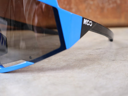 Brillen von Koo, KOO RED BULL - BORA HANSGROHE SPECTRO SONNENBRILLE / LEADER EDITION BLAU vor USEDBIKES - OB.DE Hintergrund