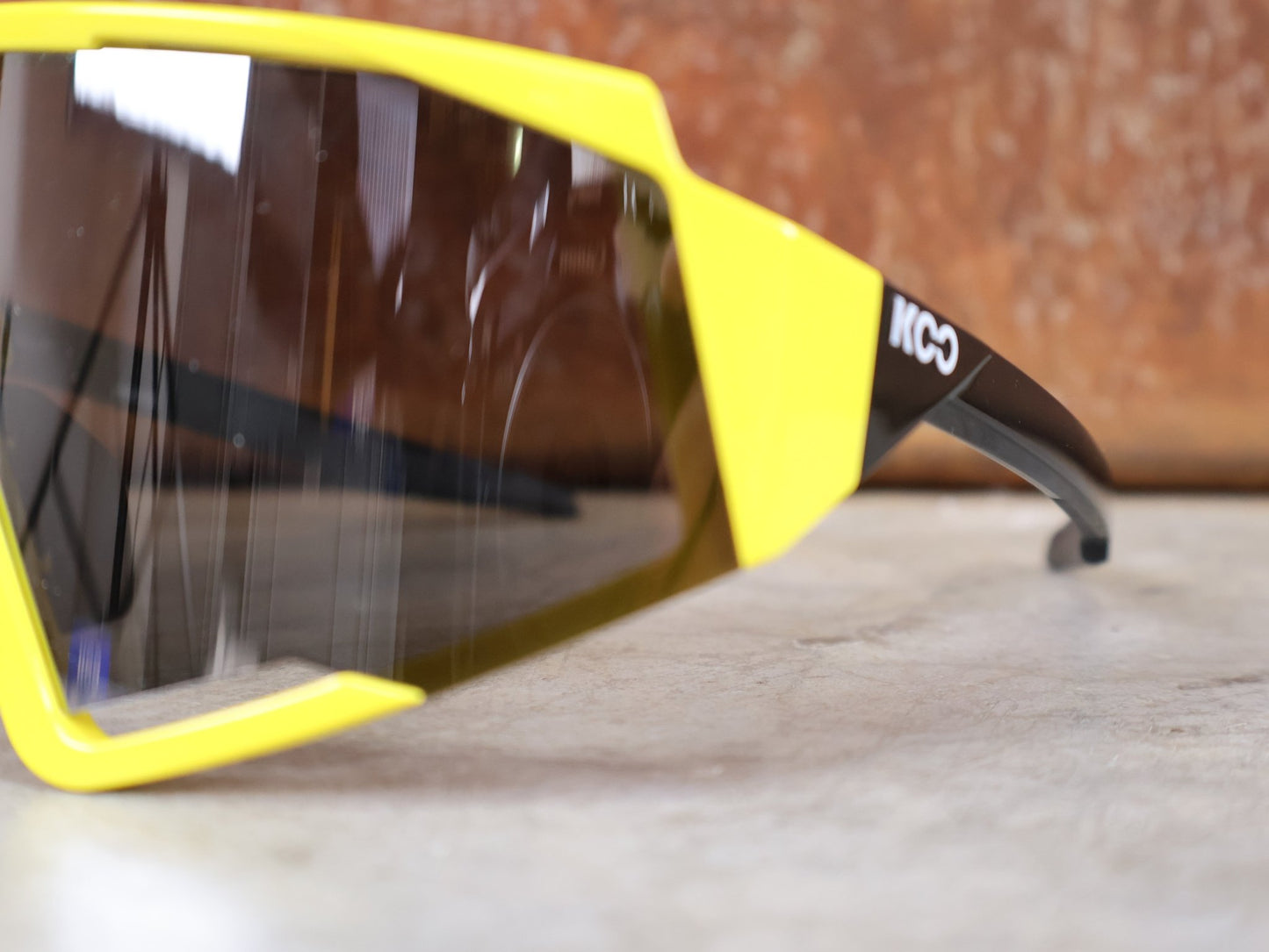 Brillen von Koo, KOO RED BULL - BORA HANSGROHE SPECTRO SONNENBRILLE / LEADER EDITION GELB vor USEDBIKES - OB.DE Hintergrund