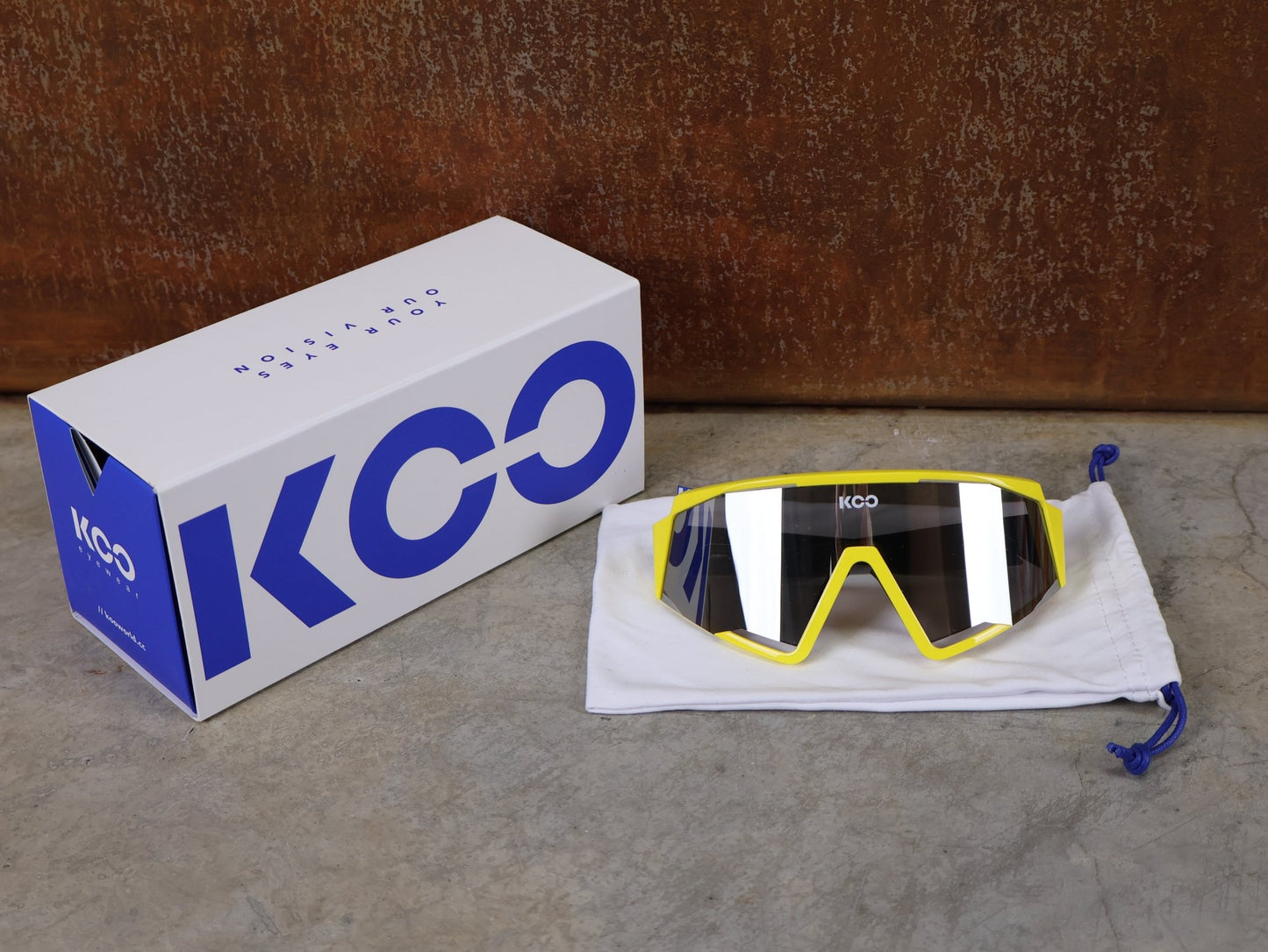 Brillen von Koo, KOO RED BULL - BORA HANSGROHE SPECTRO SONNENBRILLE / LEADER EDITION GELB vor USEDBIKES - OB.DE Hintergrund