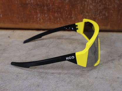 Brillen von Koo, KOO RED BULL - BORA HANSGROHE SPECTRO SONNENBRILLE / LEADER EDITION GELB vor USEDBIKES - OB.DE Hintergrund