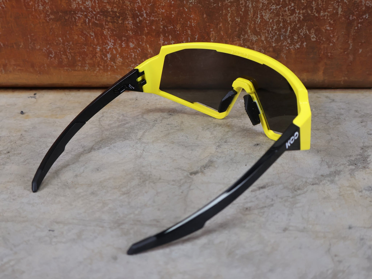 Brillen von Koo, KOO RED BULL - BORA HANSGROHE SPECTRO SONNENBRILLE / LEADER EDITION GELB vor USEDBIKES - OB.DE Hintergrund