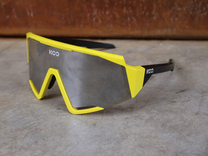 Brillen von Koo, KOO RED BULL - BORA HANSGROHE SPECTRO SONNENBRILLE / LEADER EDITION GELB vor USEDBIKES - OB.DE Hintergrund