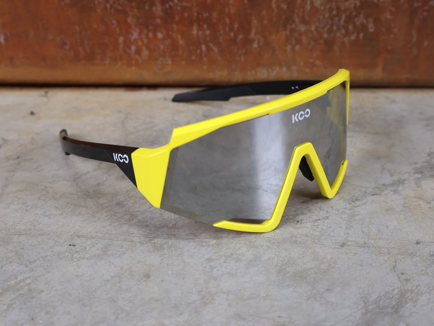 Brillen von Koo, KOO RED BULL - BORA HANSGROHE SPECTRO SONNENBRILLE / LEADER EDITION GELB vor USEDBIKES - OB.DE Hintergrund