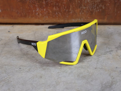 Brillen von Koo, KOO RED BULL - BORA HANSGROHE SPECTRO SONNENBRILLE / LEADER EDITION GELB vor USEDBIKES - OB.DE Hintergrund