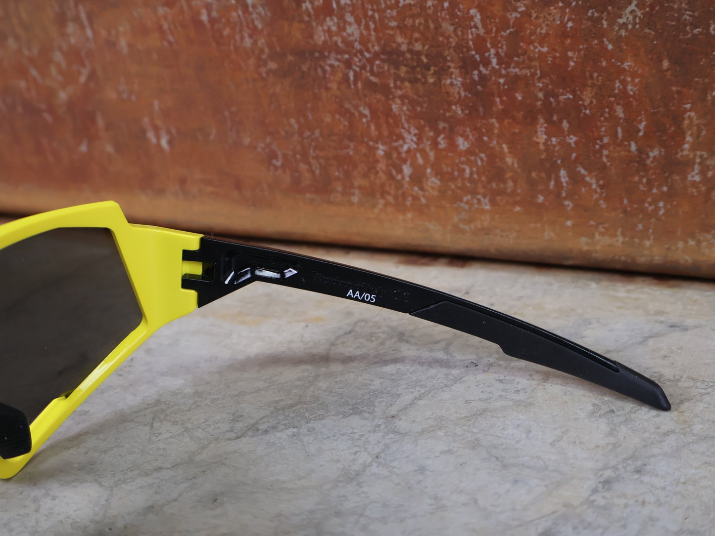 Brillen von Koo, KOO RED BULL - BORA HANSGROHE SPECTRO SONNENBRILLE / LEADER EDITION GELB vor USEDBIKES - OB.DE Hintergrund